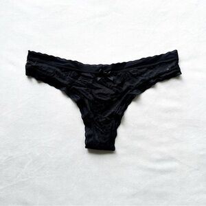 Daisy Fuentes Black Floral Lace Thong Panties - Medium
